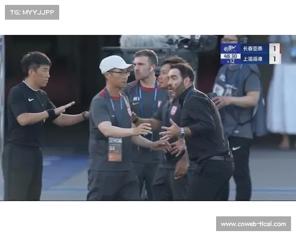 苏亚雷斯因判罚不满怒斥裁判 三名助教拼力劝阻主帅未果 苏亚雷斯因判罚不满怒斥裁判 三名助教拼力劝阻主帅未果