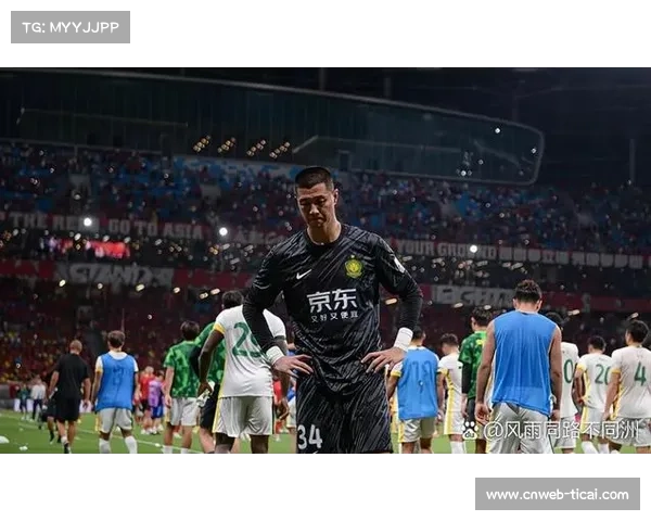 球迷高呼防守，现场气氛达到高潮