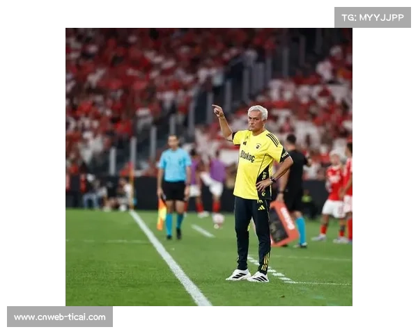 瓦伦西亚主场球迷冲突,皇马球迷遭辱骂被迫提前离场 瓦伦西亚主场球迷冲突,皇马球迷遭辱骂被迫提前离场